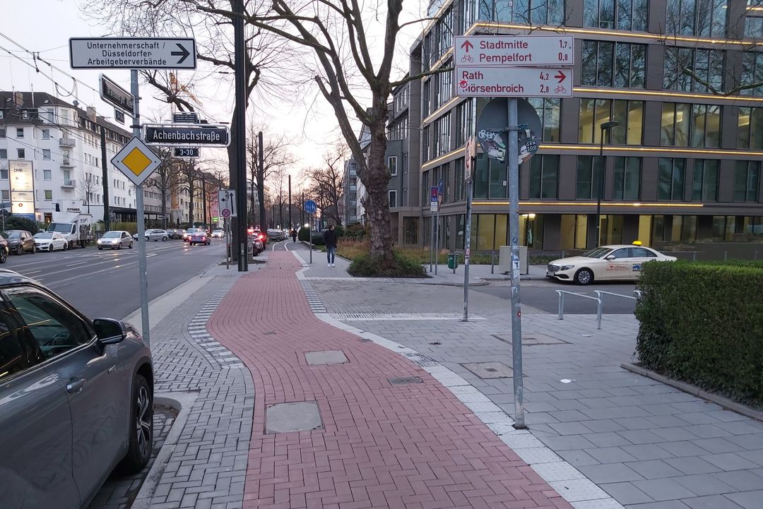 Achenbachstraße - Eine von sechs neuen Aufpflasterungen entlang der Grafenberger Allee, die dem Rad- und Fußverkehr den Vorrang geben @Landeshauptstadt Düsseldorf, Amt für Verkehrsmanagement