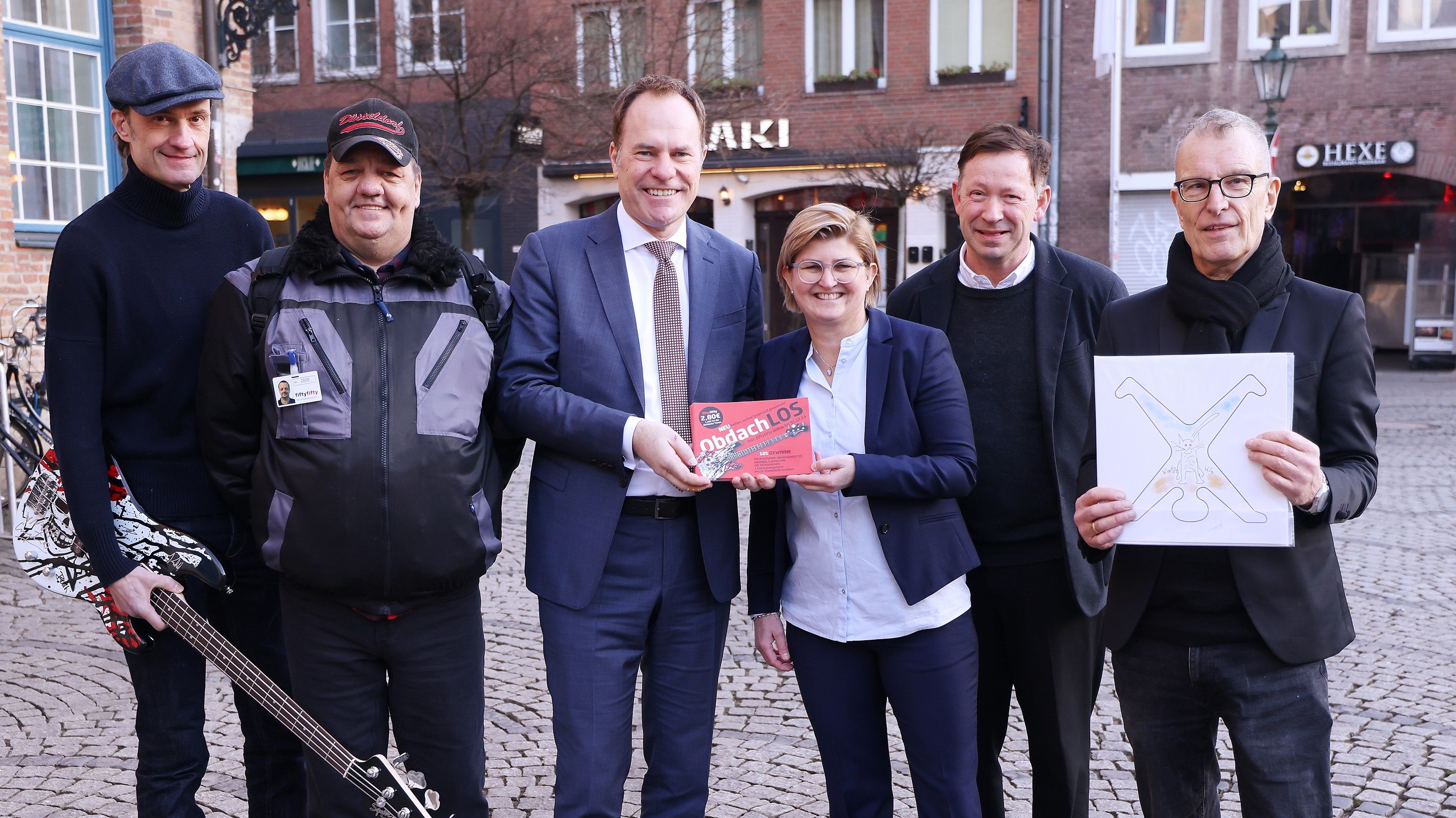 V.l.: "Breiti", Gitarrist der Toten Hosen, Straßenverkäufer Helmut Steinmetz, OB Dr. Keller, Melanie Spengler, Geschäfsführerin Jugendberufshilfe, Stadtdirektor Burkhard Hintzsche, "fiftyfifty"-Geschäfsführer Hubert Ostendorf / Foto: Landeshauptstadt Düsseldorf/David Young 
