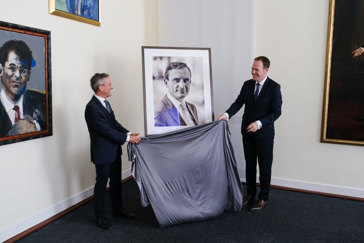 Am Mittwoch, 25. August, wurde im Rahmen eines Empfangs durch Oberbürgermeister Dr. Stephan Keller (rechts) ein Porträt seines Amtsvorgängers Thomas Geisel im Ältestenratssaal des Rathauses vorgestellt,©Landeshauptstadt Düsseldorf/Michael Gstettenbauer