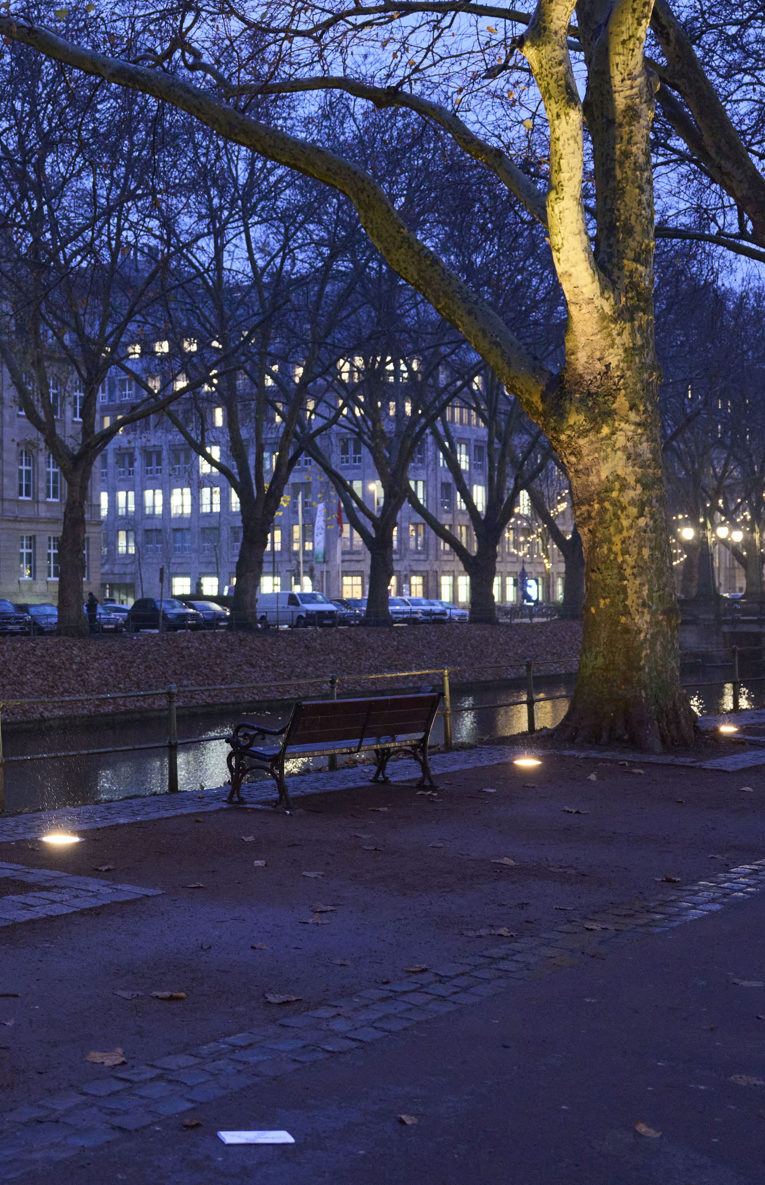 170 neue Bodenstrahler lassen ab sofort den Kö-Graben in neuem Licht erstrahlen. Dazu wurden die alten Leuchten durch moderne und energieeffiziente LED-Strahler ersetzt. / Foto: Landeshauptstadt Düsseldorf/Claus Langer