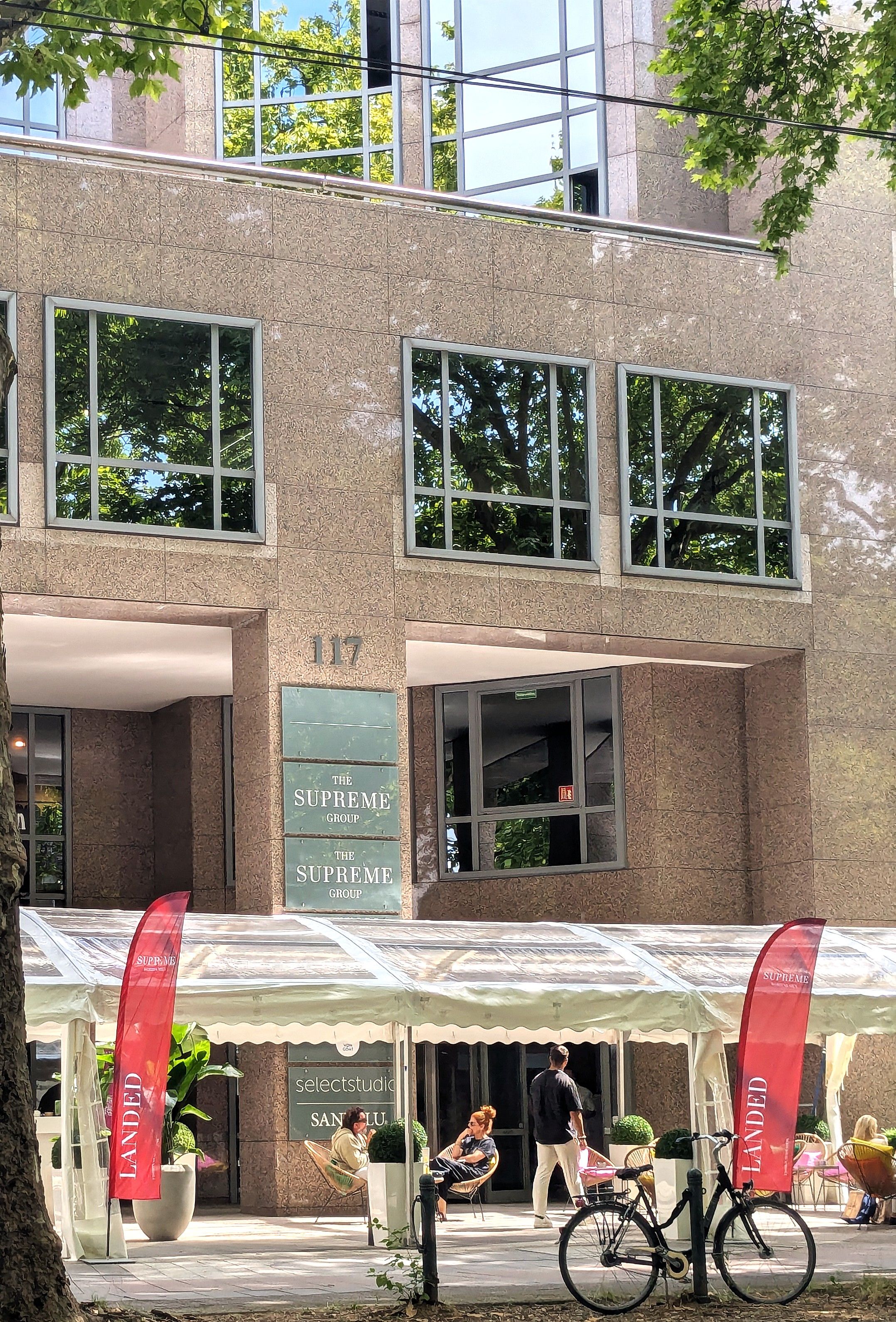 The Supreme Group in Düsseldorf: Kaiserswerther Straße 117/119 / Foto: Alexandra Scholz-Marcovich, NDOZ