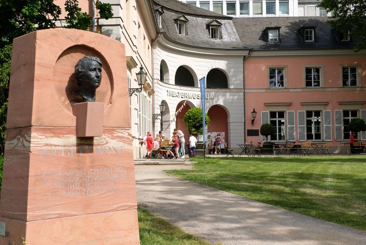 Das Theatermusem feiert 75 Jahre Dumont-Lindemann-Archiv. Am 1. Juni wird es auf der Open-Air-Bühne des Schauspielhauses bei freiem Eintritt einen Festakt geben © Landeshauptstadt Düsseldorf/Uwe Schaffmeister 