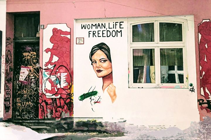 WOMAN LIFE FREEDOM - streetart Kiefernstraße, Flingern / Foto: Alexandra Scholz-Marcovich