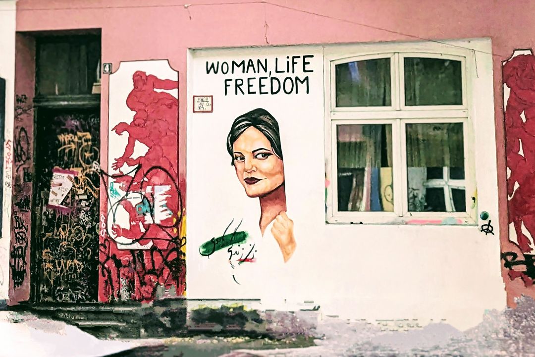 WOMAN LIFE FREEDOM - streetart Kiefernstraße, Flingern / Foto: Alexandra Scholz-Marcovich