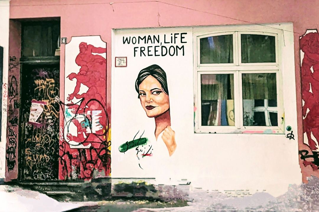 WOMAN LIFE FREEDOM - streetart Kiefernstraße, Flingern / Foto: Alexandra Scholz-Marcovich