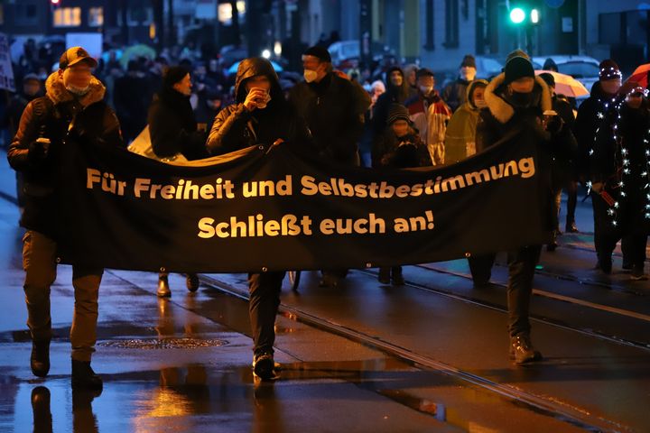 Menschen, die gegen Corona-Beschränkungen in Düsseldorf protestieren- am 08.01.22 / Foto Düsseldorf © unsplash.com/photojournalism