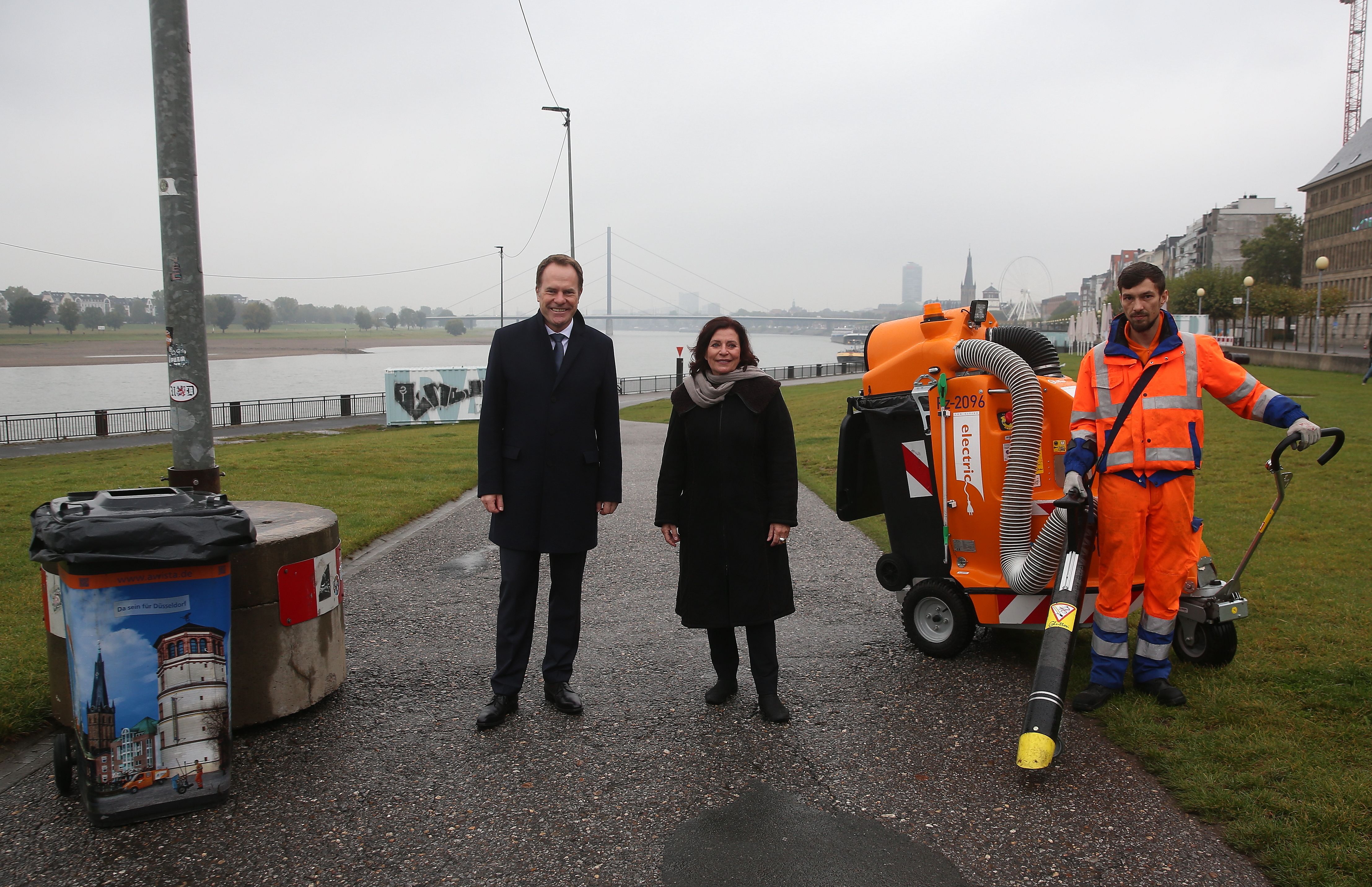 Oberbürgermeister Dr. Keller und Beigeordnete Stulgies mit einem Glutton © Foto: David Young/Landeshauptstadt Düsseldorf 