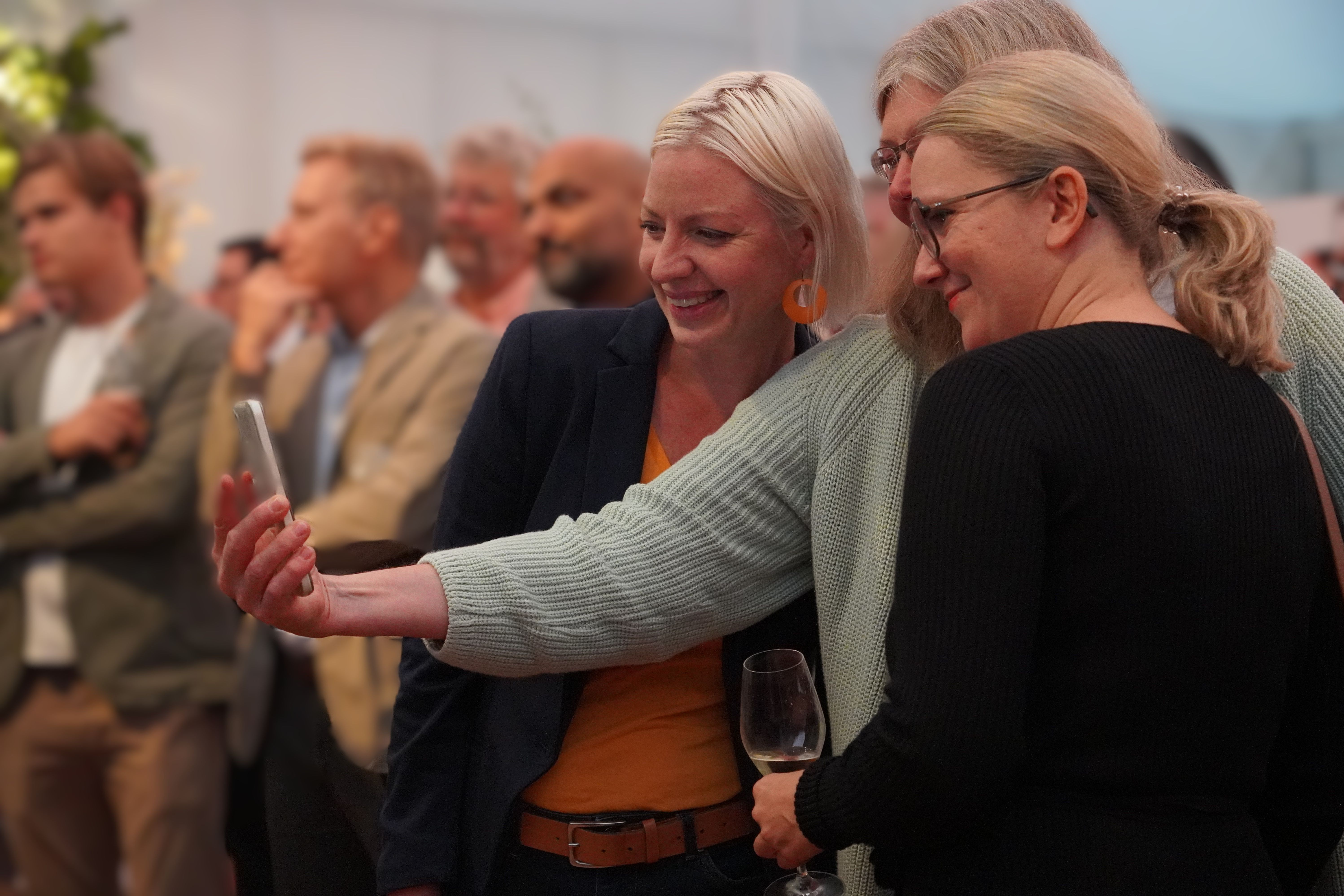 Clara Gerlach (Bündnis 90/Die Grünen) macht Selfie, Düsseldorf Festival / Foto: Stefan Scholz, NDOZ