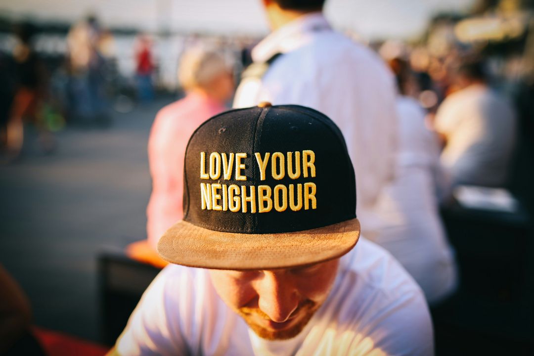 Wie die Kirchen mit Sozialsiedlungen wirtschaften / Symbolbild - Rheinpromenade, Düsseldorf / Foto (c) Nina Strehl, unsplash