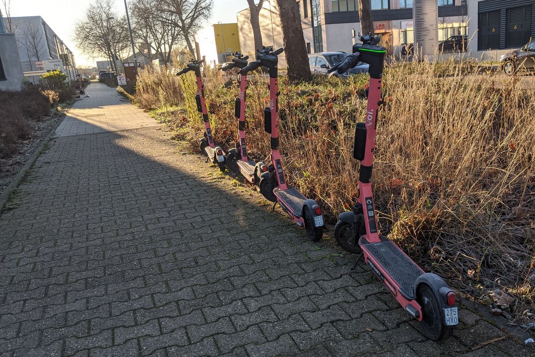 "Voi" und "eddy" kommen hinzu: Neue Mobilitätspartner für "redy" / Foto E-Scooter Voi, Fichtenstraße © Alexandra Scholz Marcovich