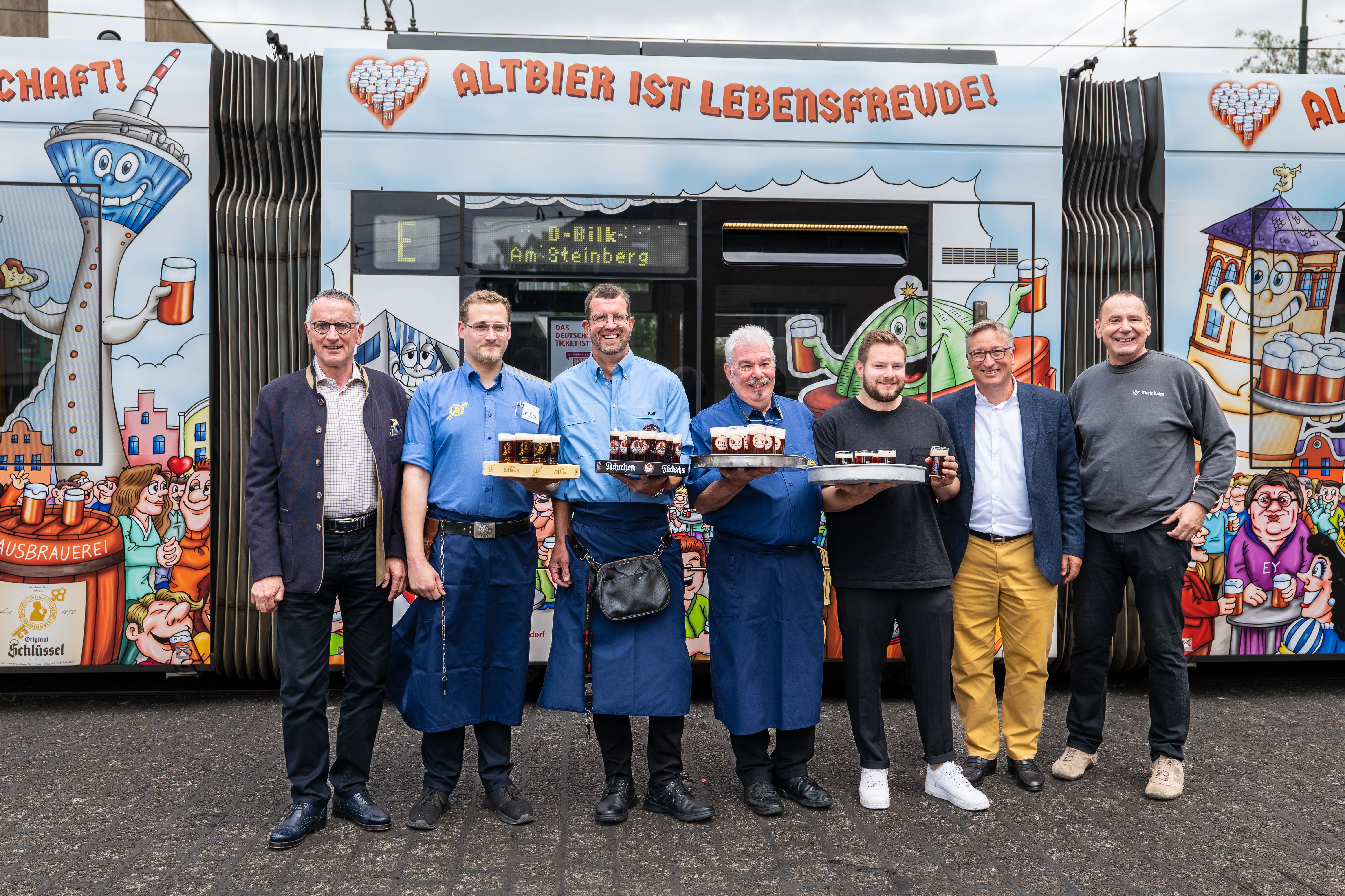 Tilly gestaltet Fahrzeug zum Düsseldorfer Kultgetränk / Foto: Rheinbahn