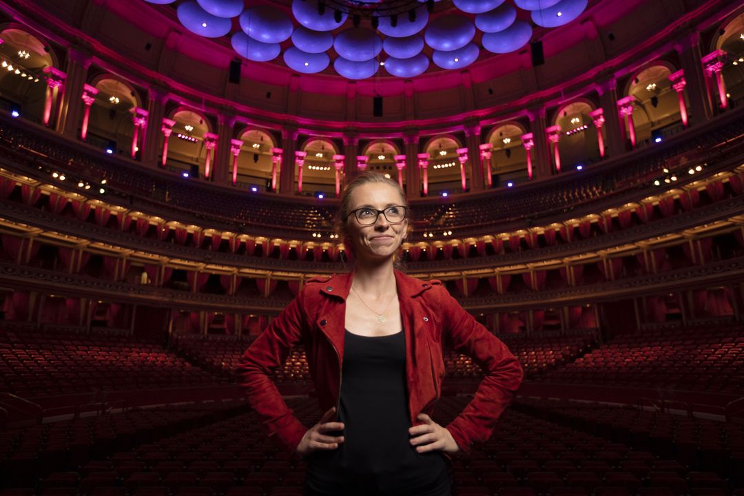 Anna Lapwood gilt als Shootingstar der Orgelszene. Beim IDO-Festival 2025 bringt sie am 25. Oktober Musik von Hans Zimmer bis Robbie Williams nach St. Antonius. / Foto: Nick Rutter