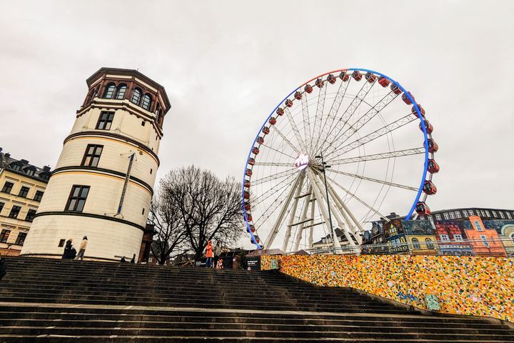 Riesenrad am Burgplatz neben dem Schlossturm in Düsseldorf