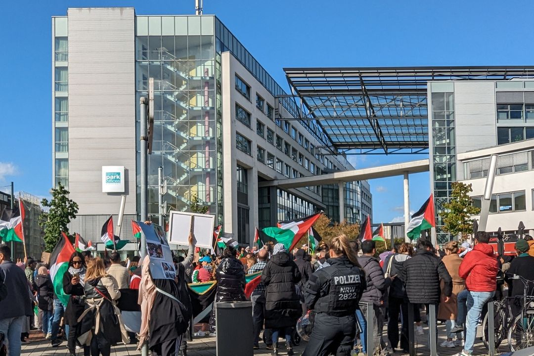 Palaestina Demo mit rund 800 Demonstranten am Oberbilker Markt / Foto: Alexandra Scholz-Marcovich