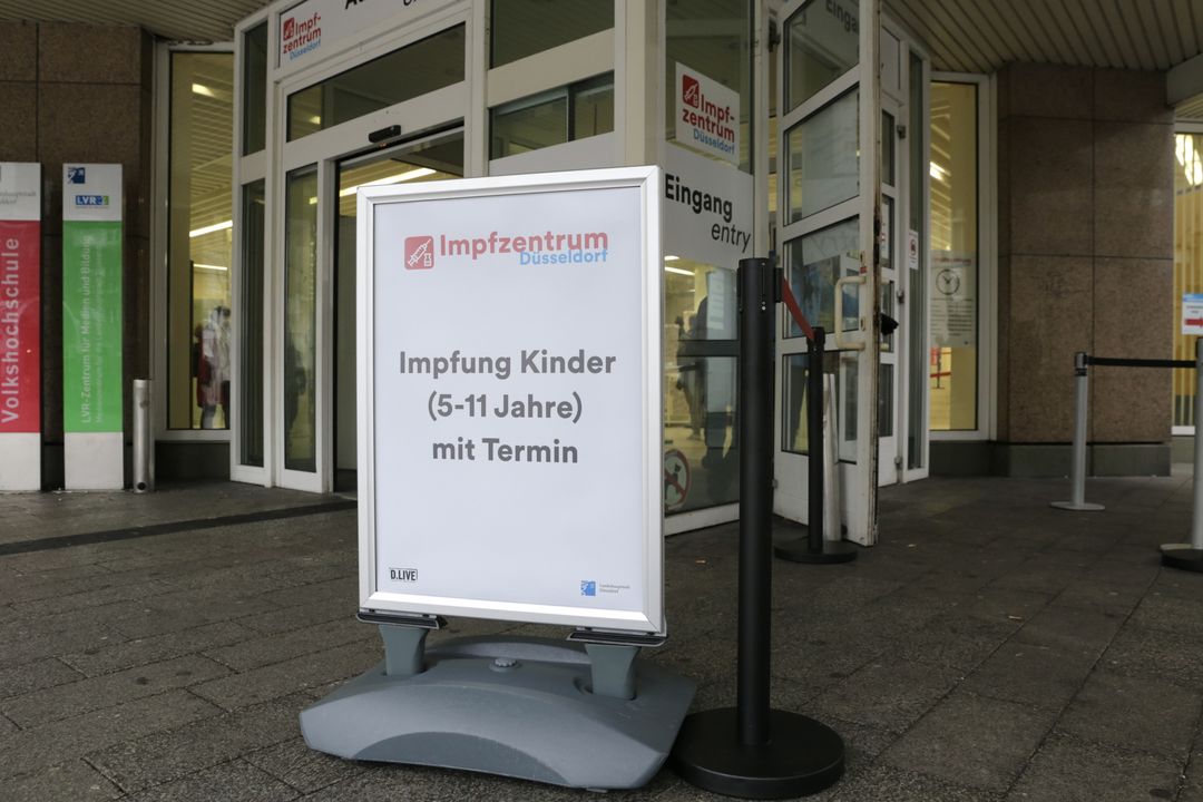 Für Kinderimpfungen gibt es einen gesonderten Zugang am Eingang des Düsseldorfer "Impfzentrum 2.0"© Landeshauptstadt Düsseldorf/Ingo Lammert 