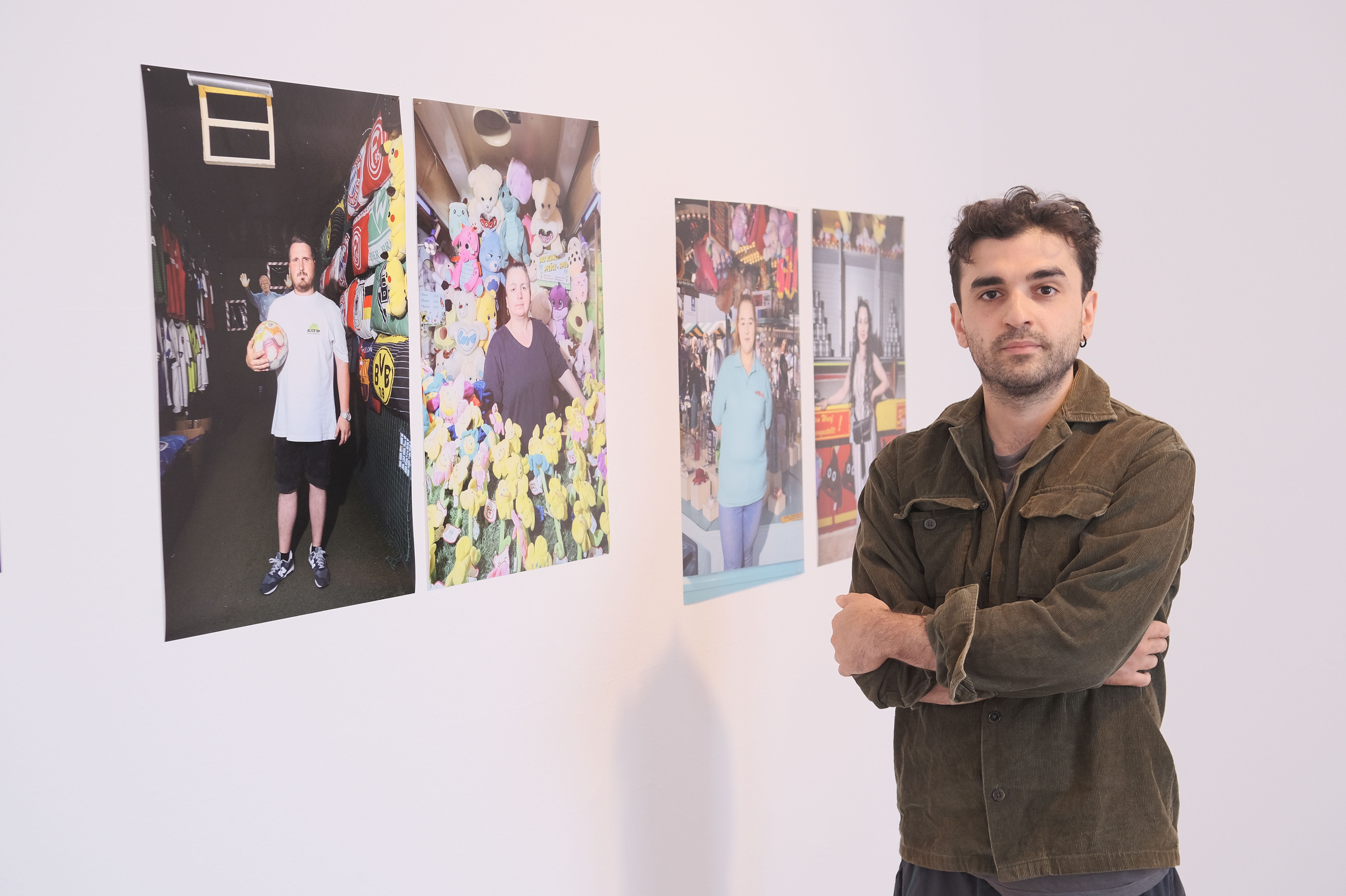 Regisseur und Fotograf Faraz Baghaei hat Schaustellerinnen, Schausteller und Saisonkräfte kennengelernt und sie in Porträts festgehalten. Eine Auswahl der Porträts wird in der Ausstellung erstmals gezeigt © Landeshauptstadt Düsseldorf/Michael Gstettenbauer 