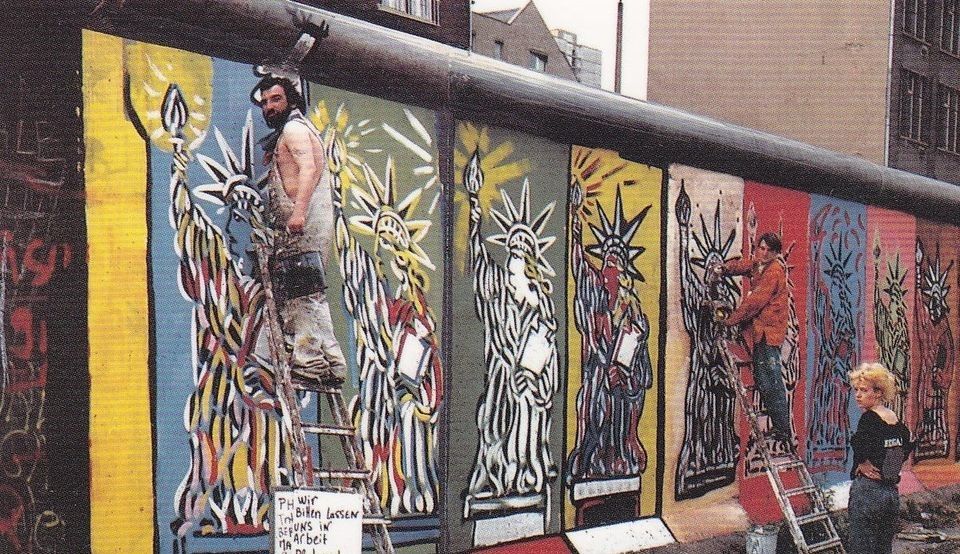Christophe Bouchet und Thierry Noir, Berlin, ca. 1986 beim “Liberty” Projekt an der Berliner Mauer / Foto: GBK 