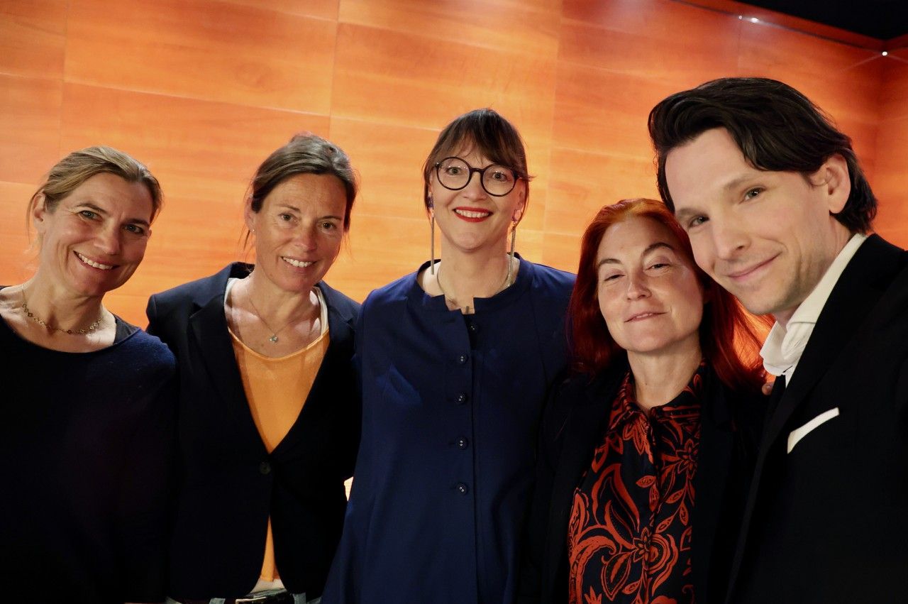 Das Team MentForMigra mit Sabin Tambrea. v.l.n.r.: Katrin Bauwens, Dorothee Kettner (Gründerin MentForMigra), Michaela Mäger, Manon Ordemann, Sabin Tambrea / Foto: MentForMigra