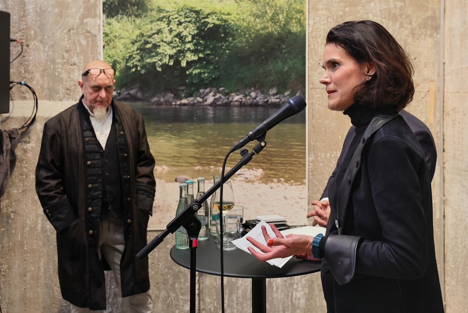 Christina von Plate (Geschäftsführung Bilker Bunker) eröffnet die Ausstellung. / Foto: Klaus von Jackelmann