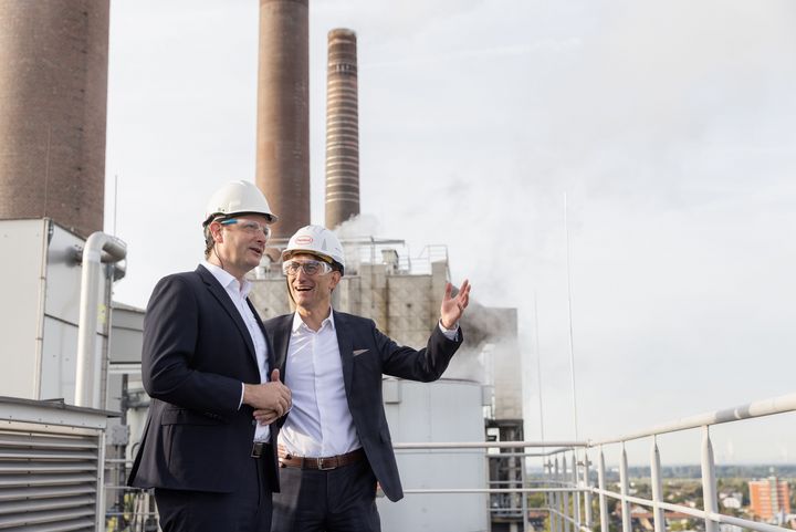 Julien Mounier (li.), Vorstandsvorsitzender der Stadtwerke Düsseldorf, und Dr. Daniel Kleine, Henkel President Germany  und Standortleiter Düsseldorf /Foto © Nils Hendrik Müller