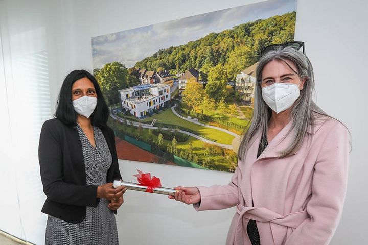 Dr. Vera Geisel (r.) übergibt den symbolischen Staffelstab der Schirmherrschaft an Frau Dr. Uma Keller / Foto © Hans-Jürgen Bauer