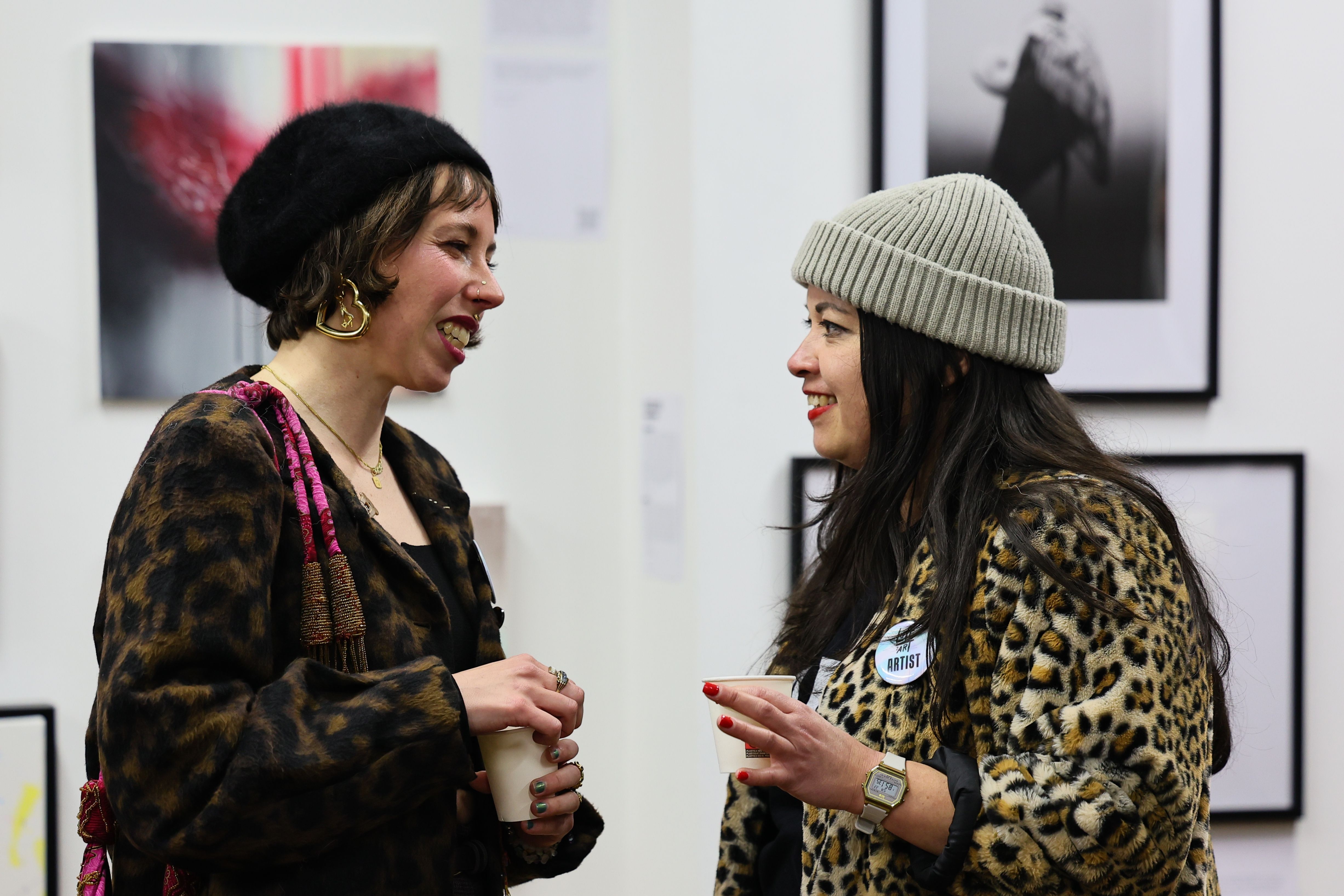 Lisa (l.) und Vanessa im Gespräch vor ihren Arbeiten: persönliche Motive rund um Selbstbilder und Gefühle. / Foto: Klaus von Jackelmann
