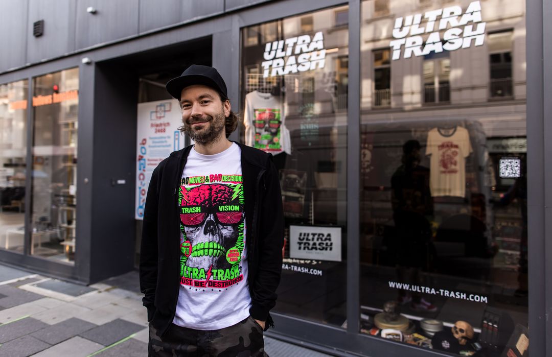 Designer Florian Baier mit seinem Label ULTRA TRASH vor seinem gestalteten Schaufenster/ Foto ©Landeshauptstadt Düsseldorf/Lars Heidrich