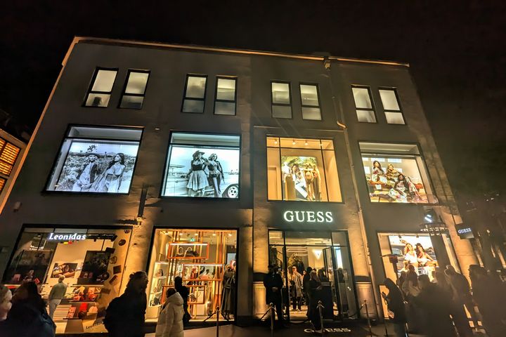 GUESS Flagship Store an der Flinger Straße, Ecke Neustraße in der Düsseldorfer Altstadt / Foto: Alexandra Scholz-Marcovich, NDOZ