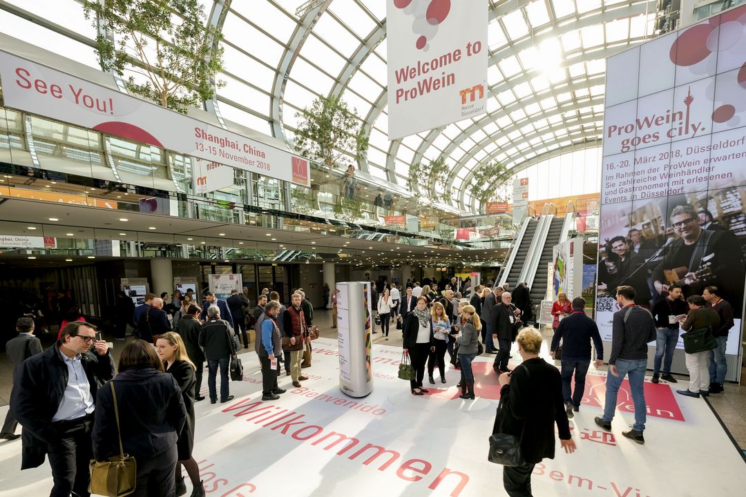 Internationale Branche blickt voller Vorfreude auf die ProWein 2022 vom 15. bis 17. Mai / Foto ProWein Eingang Nord 2018 © ProWein, Messe Düsseldorf