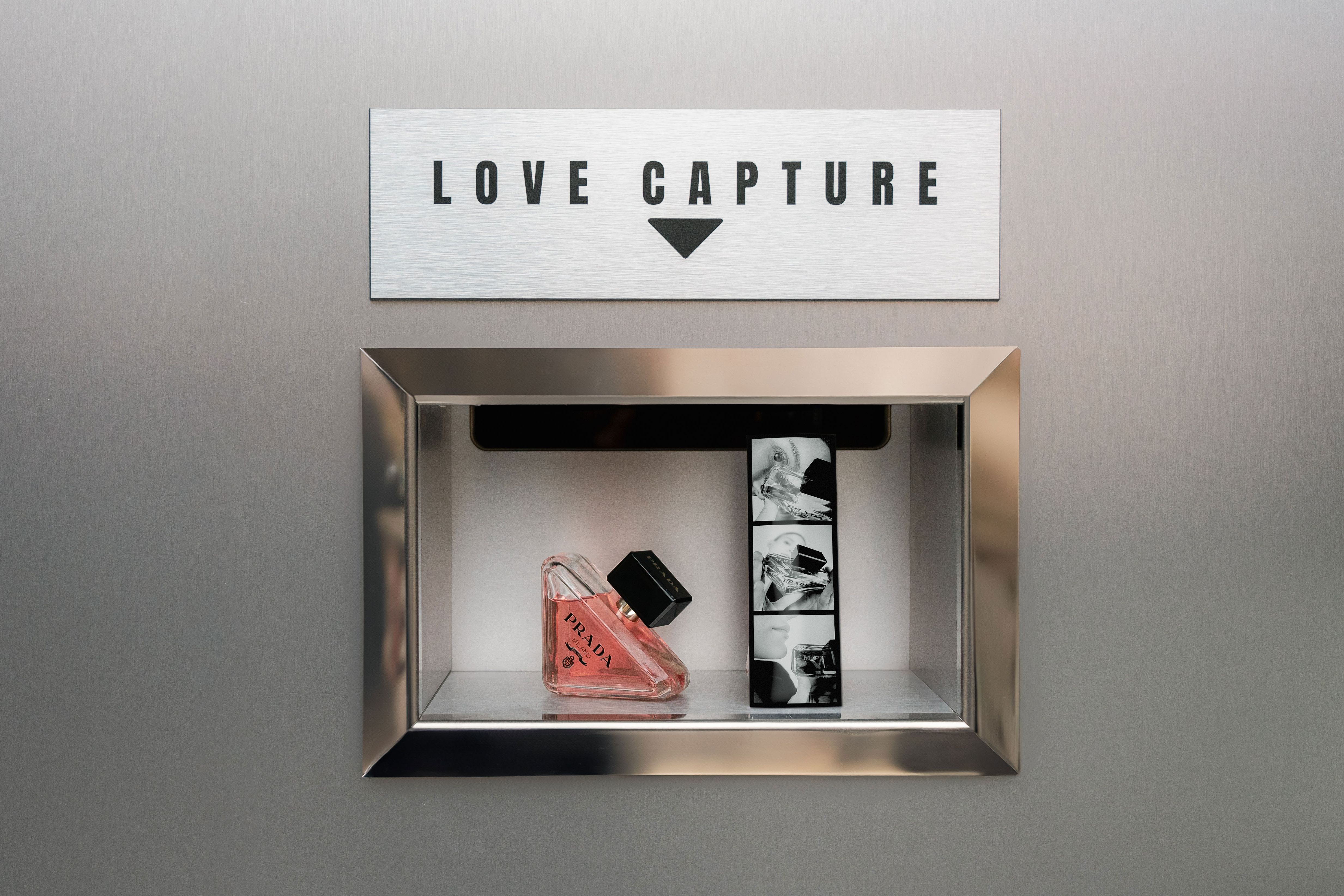 "Love Capture" Düsseldorf Pop-up-Fotobooth Prada / Foto: Prada Beauty Valentine Photo Pooth Pop-up 2025, GOSSIP+
