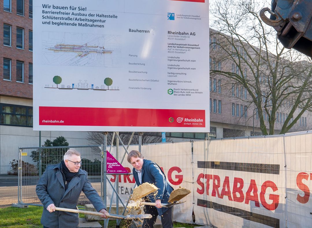 Michael Richarz, Vorstand Technik und Betrieb der Rheinbahn, und Jochen Kral, Dezernent für Mobilität der Landeshauptstadt Düsseldorf (von links), beim Spatenstich unter dem Bauschild an der Grafenberger Allee/Ecke Schlüterstraße/ Foto © Rheinbahn