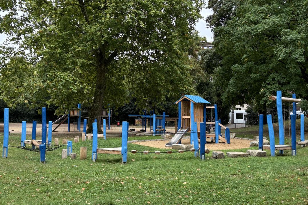 Der erneuerte Spielplatz im Hanielpark bietet nun auch den jüngeren Kindern die Möglichkeit, sich auf einer kleineren Rutsche, im Spielhaus oder auf dem Podest mit seinen Sandspielelementen zu vergnügen. / Foto: Landeshauptstadt Düsseldorf/Gartenamt