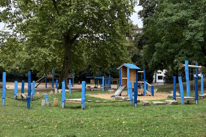 Der erneuerte Spielplatz im Hanielpark bietet nun auch den jüngeren Kindern die Möglichkeit, sich auf einer kleineren Rutsche, im Spielhaus oder auf dem Podest mit seinen Sandspielelementen zu vergnügen. / Foto: Landeshauptstadt Düsseldorf/Gartenamt