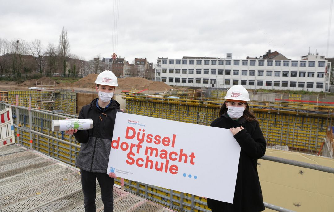 Grundsteinlegung für das neue Wim-Wenders-Gymnasium. Foto: Grundsteinlegung, Charlotta (r.) und Paul aus der achten Klasse des Wim-Wenders-Gymnasiums / Foto (c) Stadt Düsseldorf/ Ingo Lammert