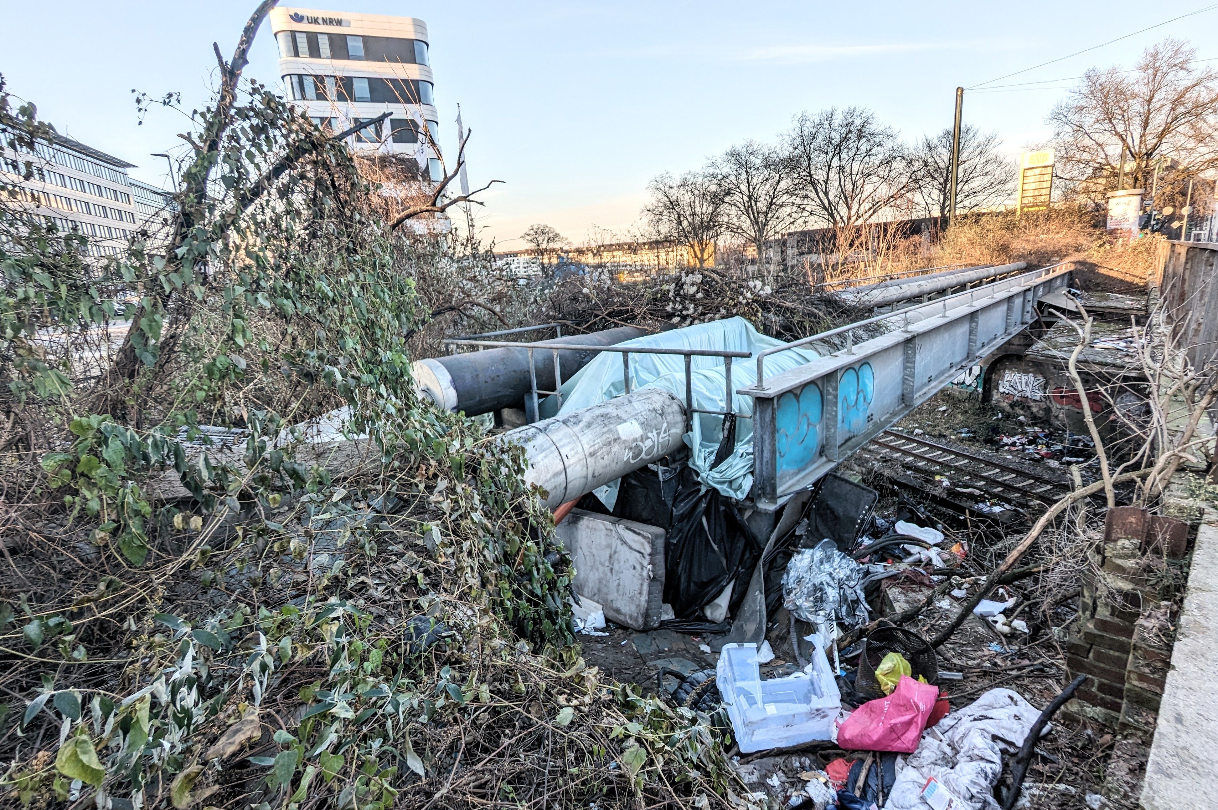 Aufnahme vom Januar 2024 an der Moskauer Straße: Zwischen Rohrleitungen, Gestrüpp und Böschung haben sich Menschen notdürftige Schlafplätze eingerichtet – nur wenige Gehminuten vom Hauptbahnhof entfernt. / Foto: Alexandra Scholz-Marcovich, NDOZ