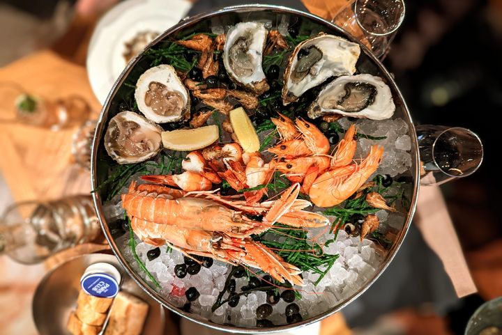 Les Fruits de mer, Assiette Paris Club (45€): 3 Marennes Vertes Austern No.3, 2 Belon Plates, 2 Langustines, Crevettes grises, Crevettes roses, Bulots / Foto Seafood © Alexandra Scholz-Marcovich