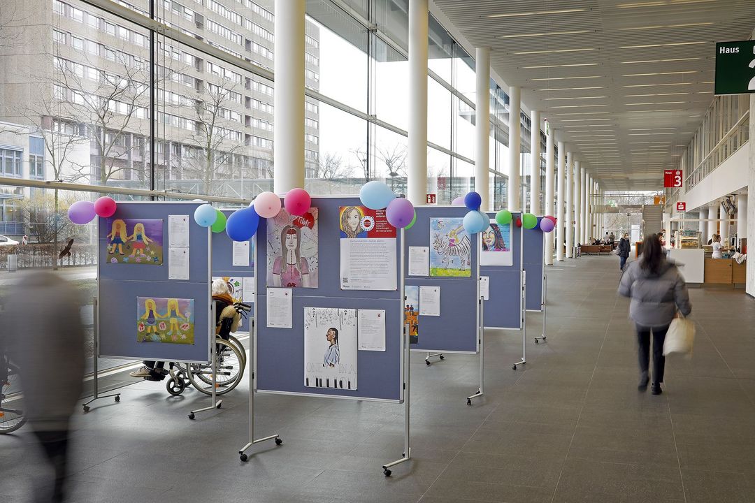 Aktuell werden Kunstwerke von Betroffenen seltener Erkrankungen in einer Ausstellung im Foyer des Zentrums für Operative Medizin II des Universitätsklinikums Düsseldorf (UKD) zu sehen / Foto © UKD