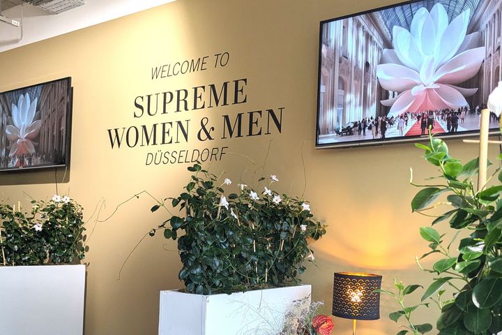 Empfang mit Stil: Der VIP-Club der Supreme Women&Men Düsseldorf in der neuen Location an der Kaiserswerther Straße – eine Bühne für Mode, Austausch und Haltung. / Foto: Alexandra Scholz-Marcovich, NDOZ