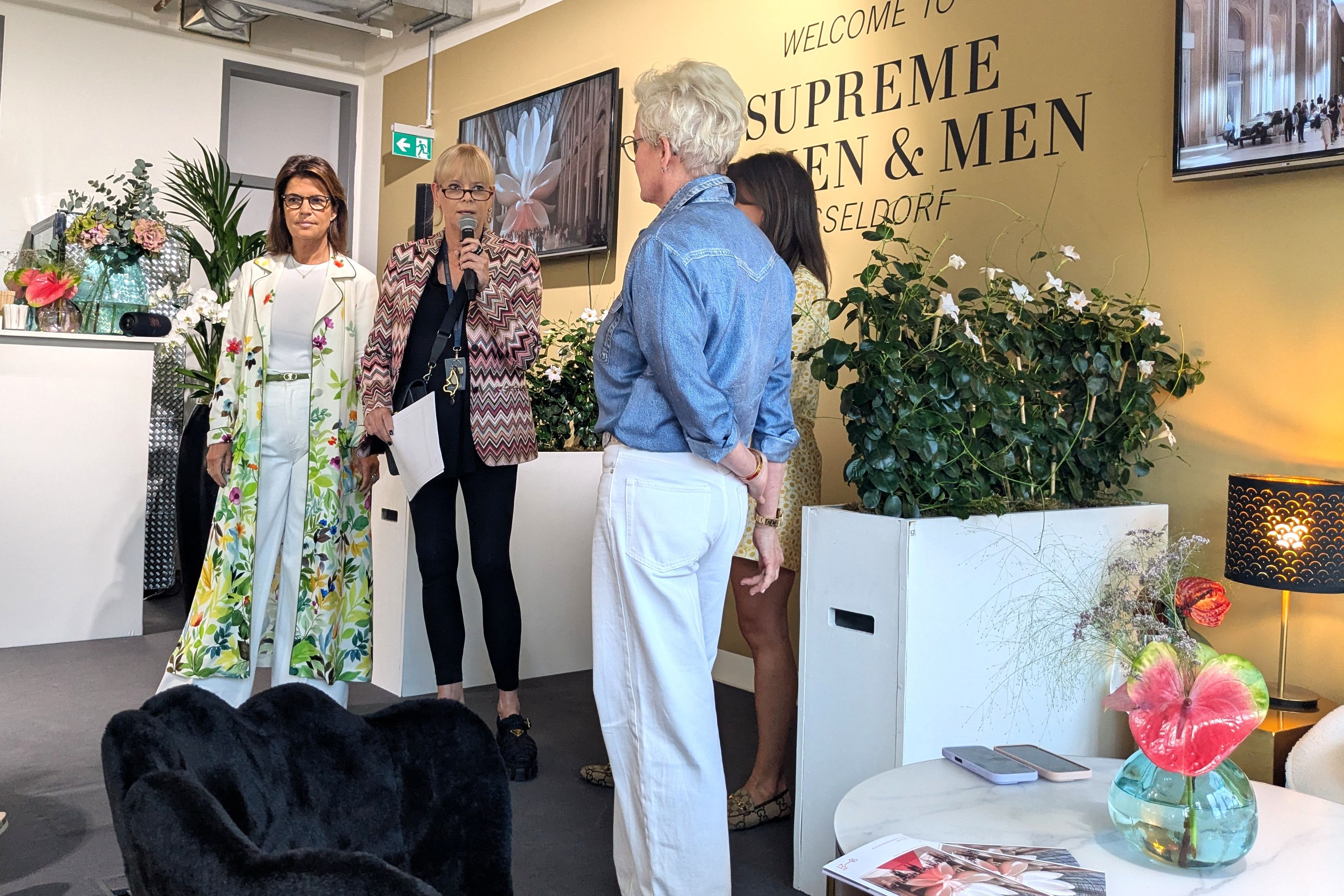 Mirjam Dietz (zweite von links), verantwortlich für Business Development & Kommunikation bei The Supreme Group, eröffnete die Veranstaltung mit einer klaren Botschaft: „Mode ist Mut.“/ Foto: Alexandra Scholz-Marcovich, NDOZ