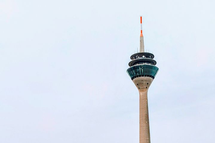 Wirtschaftstermine Düsseldorf: den Überblick behalten Rheinturm vor hellem Himmel in Düsseldorf