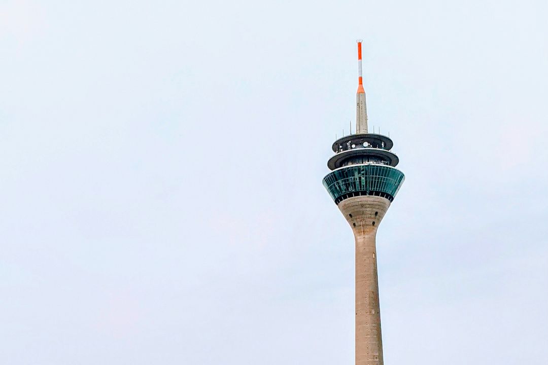 Rheinturm vor hellem Himmel in Düsseldorf