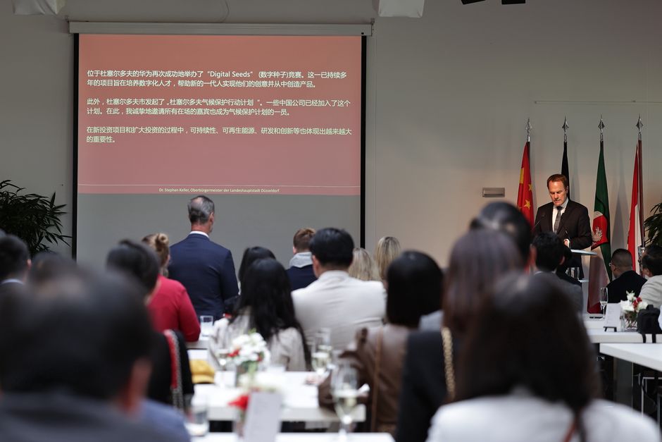 Emfang für die chinesische Wirtschaft im Teehaus an der Düsseldorfer Galopprennbahn - Oberbürgermeister Dr. Stephan Keller bei seiner Rede © Landeshauptstadt Düsseldorf/David Young