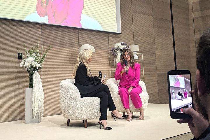 Dr. Sheila de Liz im pinken Hosenanzug und Moderatorin Jennifer Knäble auf der Bühne der Art of Beauty & Health, Messe Düsseldorf, März 2026 / Foto: Alexandra Scholz-Marcovich, NDOZ