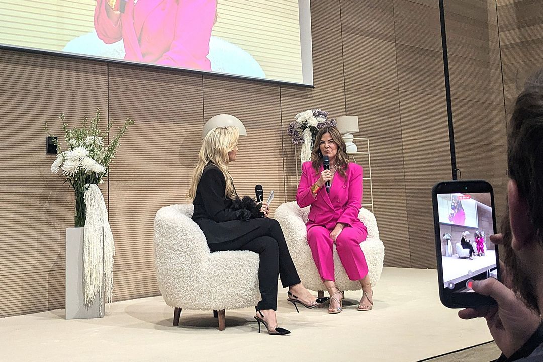 Dr. Sheila de Liz im pinken Hosenanzug und Moderatorin Jennifer Knäble auf der Bühne der Art of Beauty & Health, Messe Düsseldorf, März 2026 / Foto: Alexandra Scholz-Marcovich, NDOZ