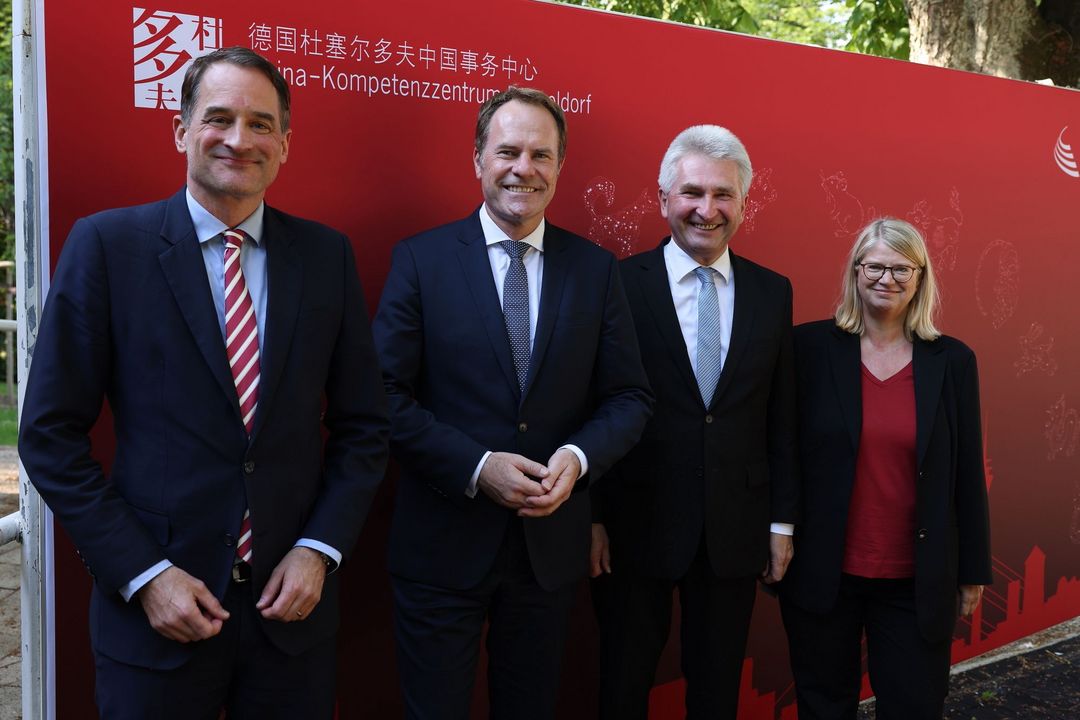 Felix Neugart, Geschäftsführer NRW Global Business, OB Dr. Stephan Keller, Wirtschafts- und Digitalminister Prof. Dr. Andreas Pinkwart und Annette Klerks, stellvertretende Amtleiterin des Wirtschaftsförderungsamtes (v.l.) © Landeshauptstadt Düsseldorf/David Young 