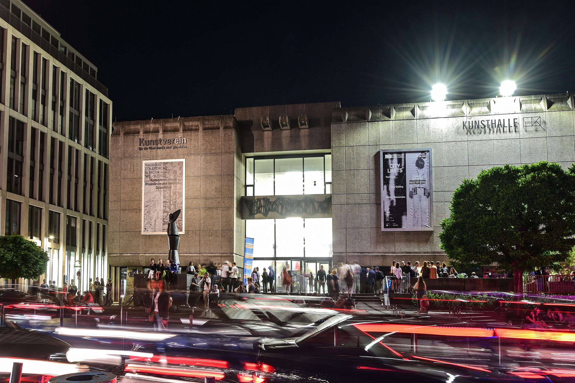 Zahlreiche Besucherinnen und Besucher strömten während der Nacht der Museen in die Kunsthalle, um die aktuellen Ausstellungen zu besichtigen © kce Marketing/Markus van Offern