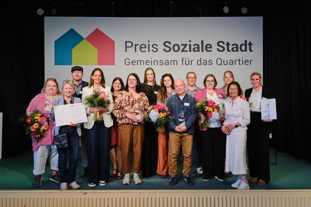 Die Preisträger bei der Verleihung „Preis Soziale Stadt 2025“ am 6. Mai in Berlin / Foto: André Wagenzik, vhw