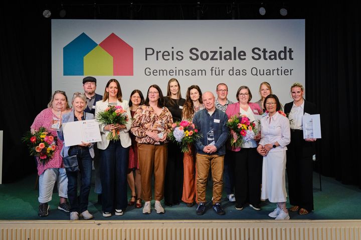 Die Preisträger bei der Verleihung „Preis Soziale Stadt 2025“ am 6. Mai in Berlin / Foto: André Wagenzik, vhw