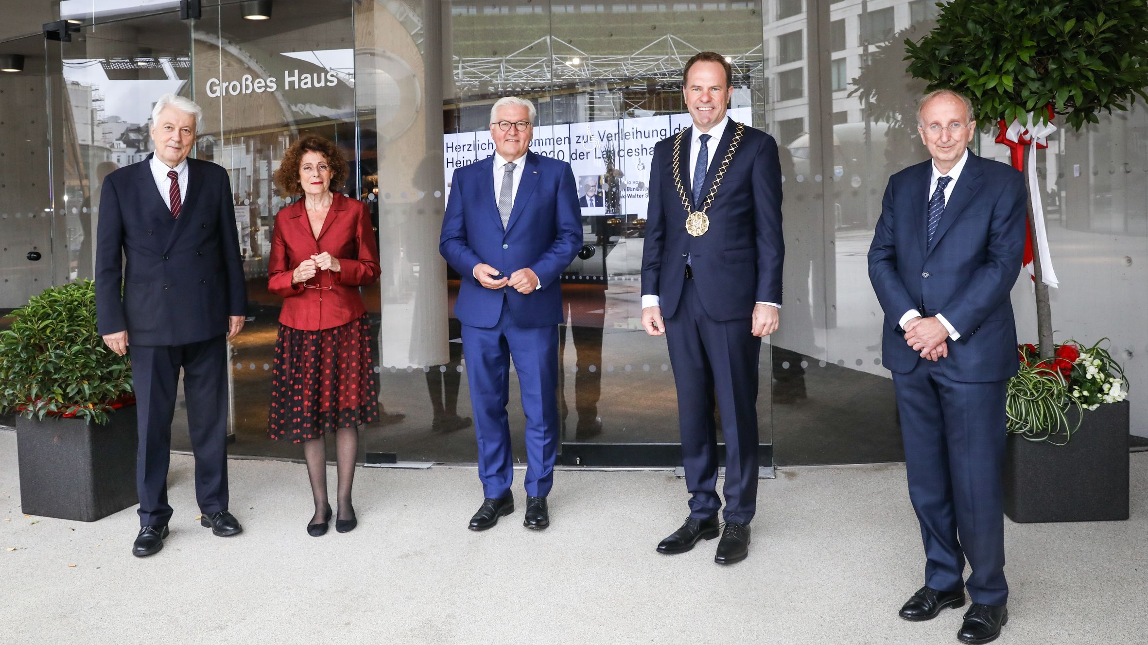 Preisträgerin Rachel Salamander zusammen mit Ehemann Stephan Sattler (l.), Bundespräsident Frank-Walter Steinmeier, OB Stephan Keller und Wilfried Schulz, Generalintendant Schauspielhaus, vor der Preisverleihung ,©Landeshauptstadt Düsseldorf/Melanie Zanin