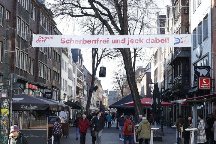 "Scherbenfrei und jeck dabei!" heißt es in diesem Jahr an Altweiber, 16., Karnevalssonntag, 19., und Rosenmontag, 20. Februar © Landeshauptstadt Düsseldorf/David Young 